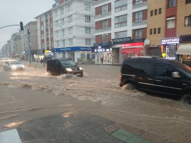 Eskişehir şiddetli yağışa teslim oldu