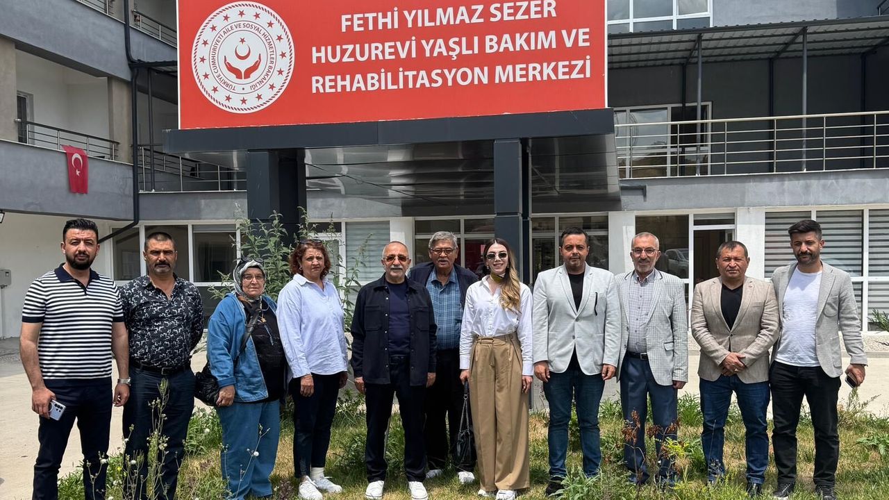 MHP Tepebaşı İlçe Başkanlığı'ndan Babalar Günü'nde Anlamlı Huzurevi Ziyareti