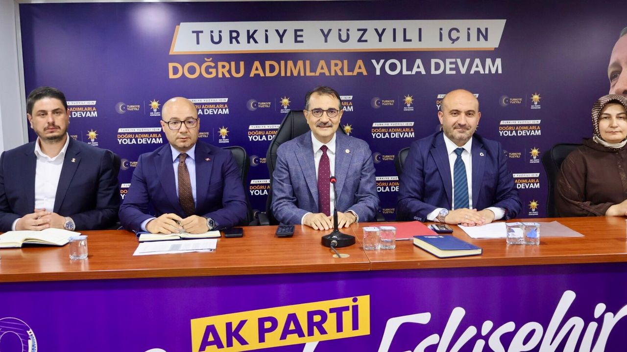 Hobi Bahçeleri ve Vergi Borçları Masada: AK Parti Eskişehir İl Yönetimi Toplandı