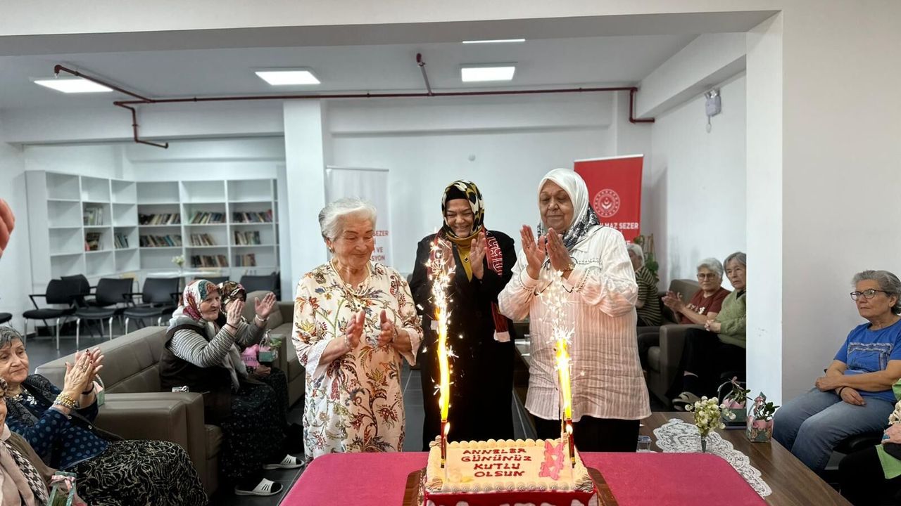Vekil Anne Anneler Günü'nde huzurevini ziyaret etti