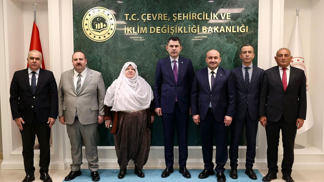 AK Parti İl Başkanı Albayrak ve Belediye Başkanları Bakan Kurum ile Görüştü