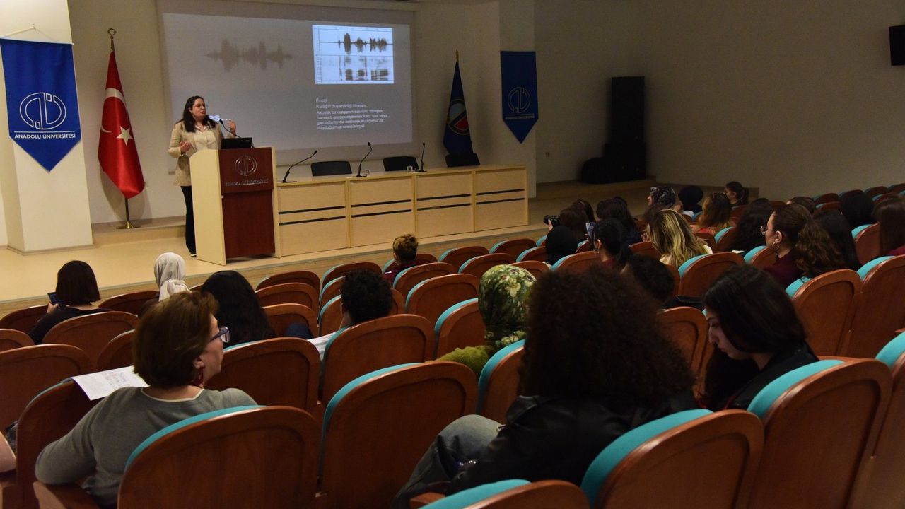 Eğitim Fakültesi’nde Ses Hijyeni Üzerine Bilgilendirici Seminer