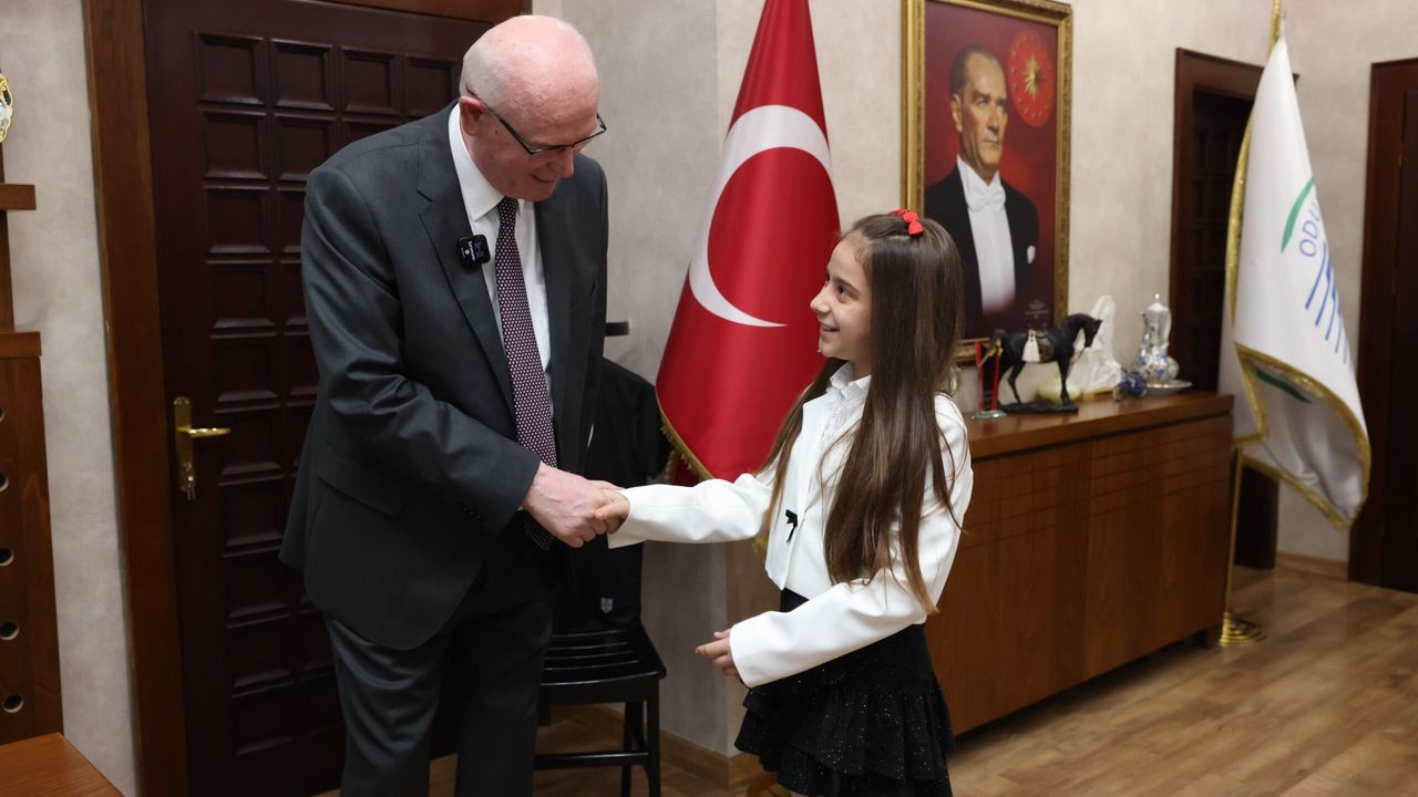 Başkan Kurt koltuğunu minik Melis'e emanet etti
