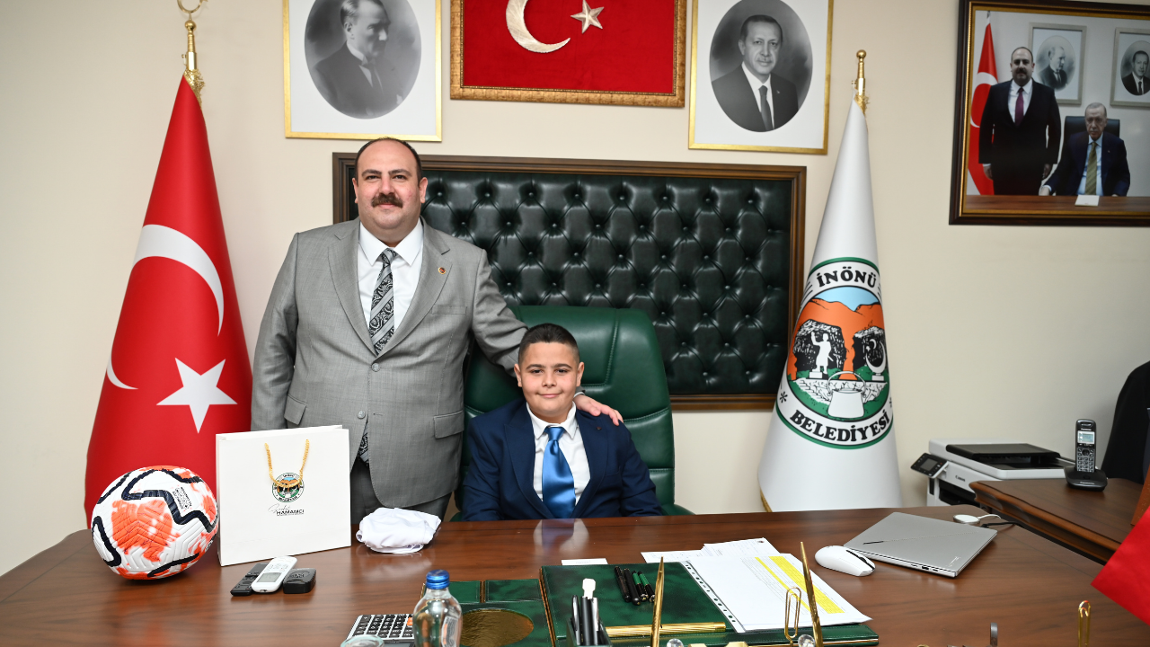 Vehbi Koç Ortaokulu Öğrencisi Başkanlık Makamında