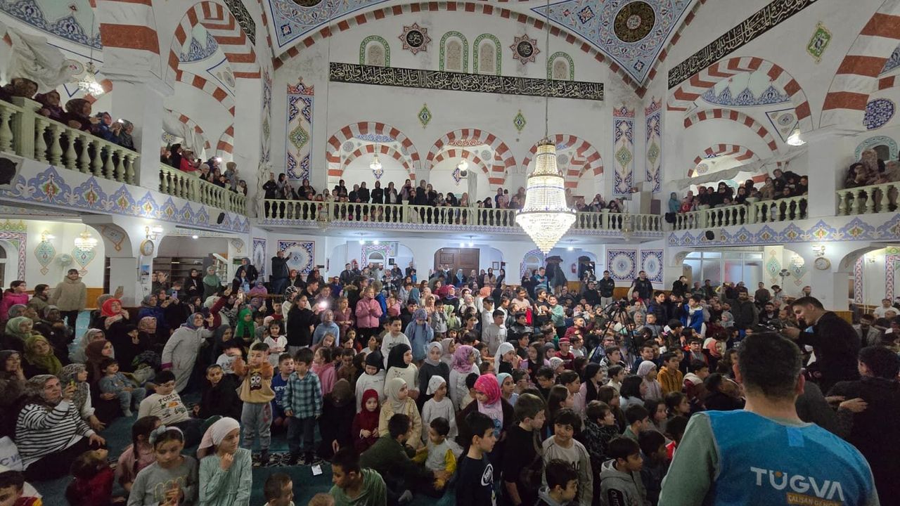 Eskişehirli Çocuklar Camide Buluştu: Gölge Oyunu ve Neşe Bir Arada