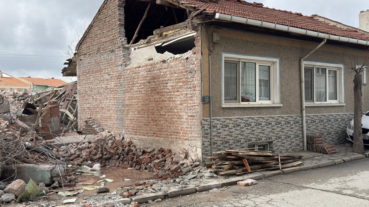 'Yığma bina sosyal medya baskısıyla tuğlayla kapatıldı'