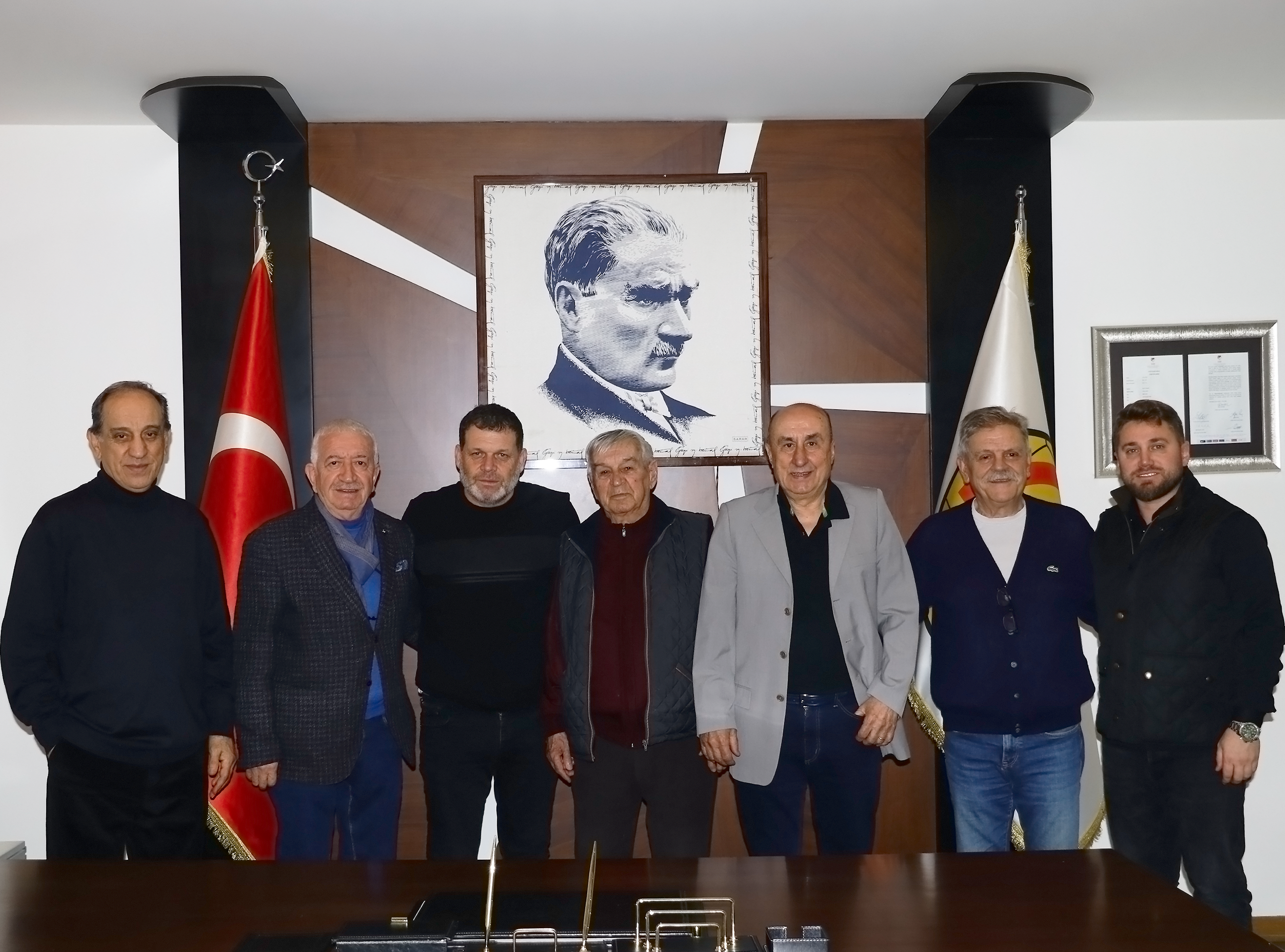 Siyah-Kırmızılı efsaneler Şapcı’ya destek için tesislerdeydi