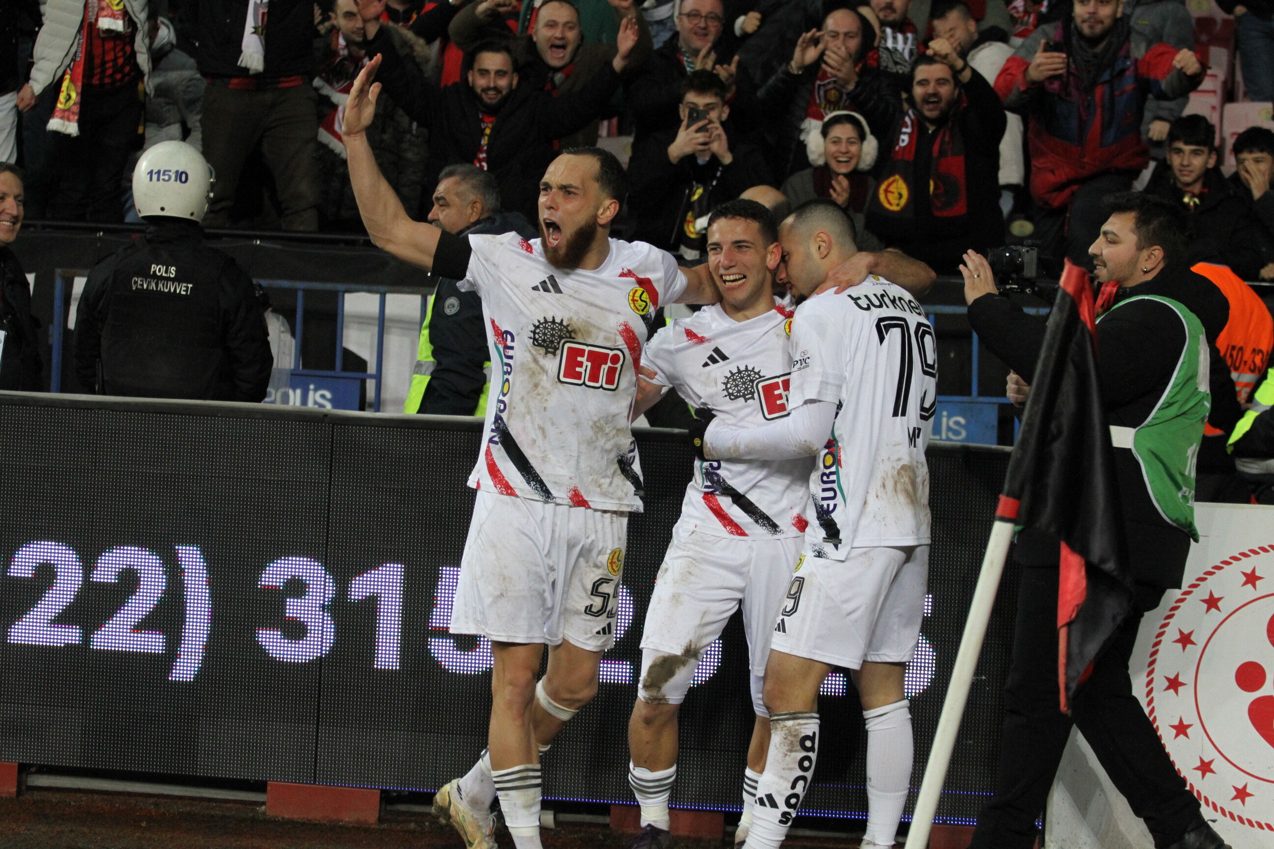 Şimşekler rakip fileleri gole boğuyor