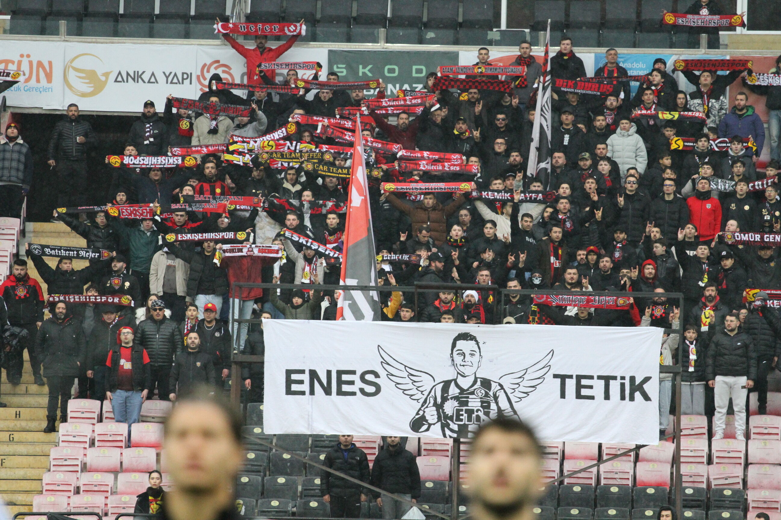 Nefer Tribünü, Enes Tetik’i set altı pankartla andı