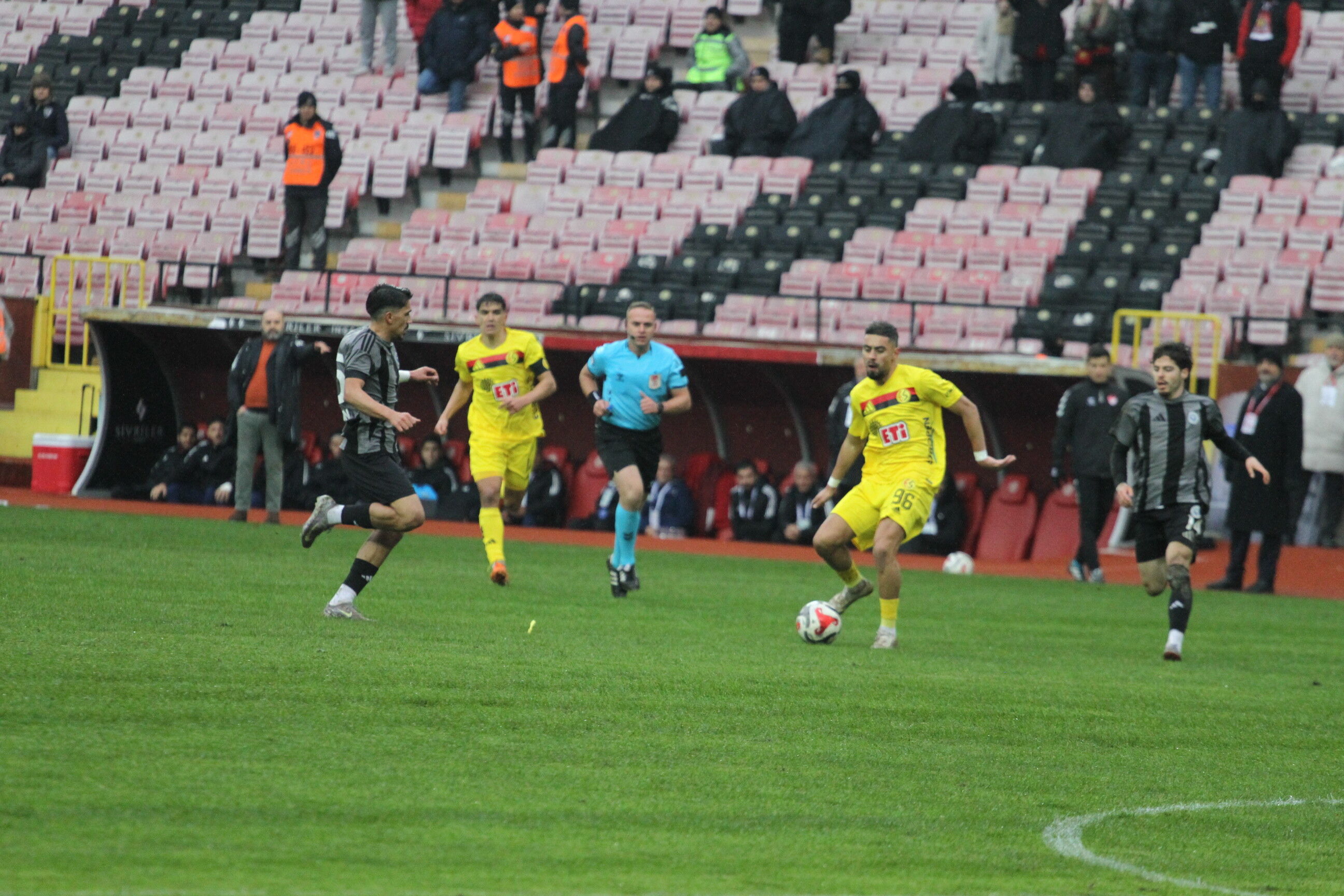 Eskişehirspor, taraftarı önünde çıkış arıyor,