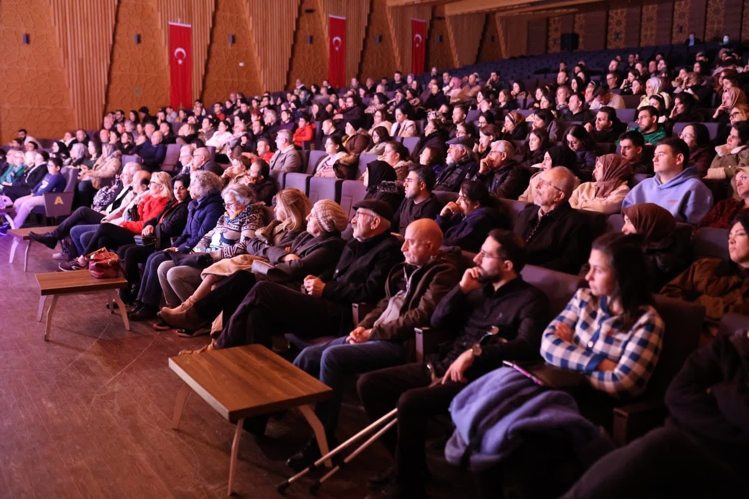 Sui Generis Tiyatro 15. yılında Gemlik sahnesinde
