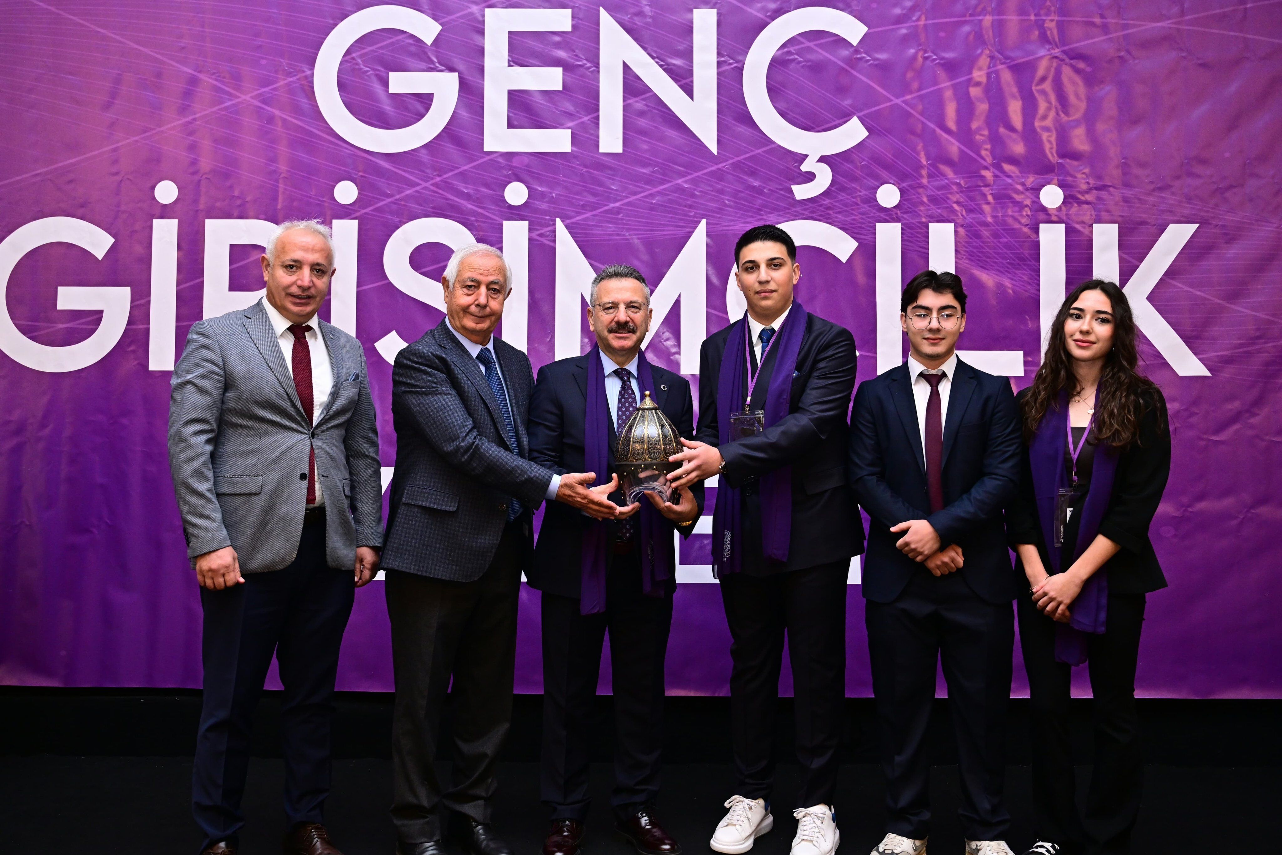 Vali Aksoy, Genç Girişimcilik Zirvesi açılışına katıldı