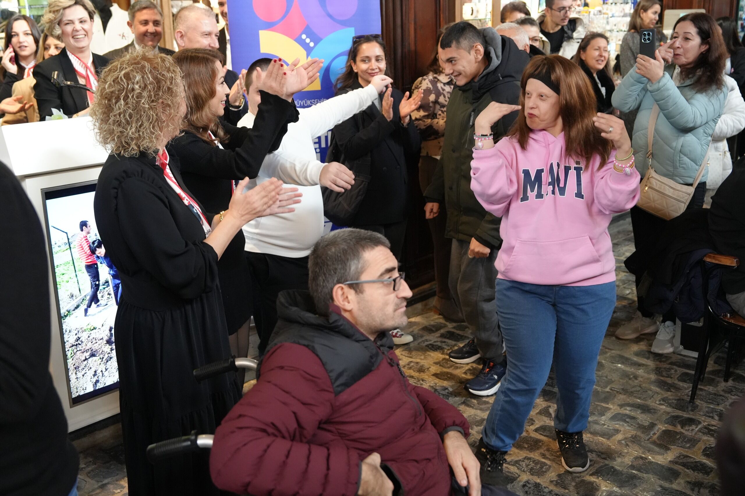 Özel gereksinimli bireylerin eserleri ve performansları büyük beğeni topladı
