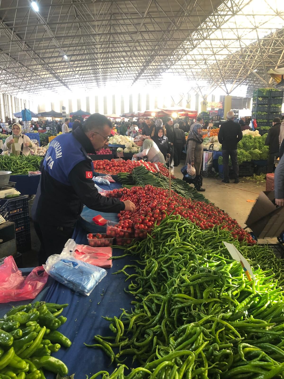 Odunpazarı Belediyesi Zabıta Ekiplerinden semt pazarlarında kapsamlı denetim