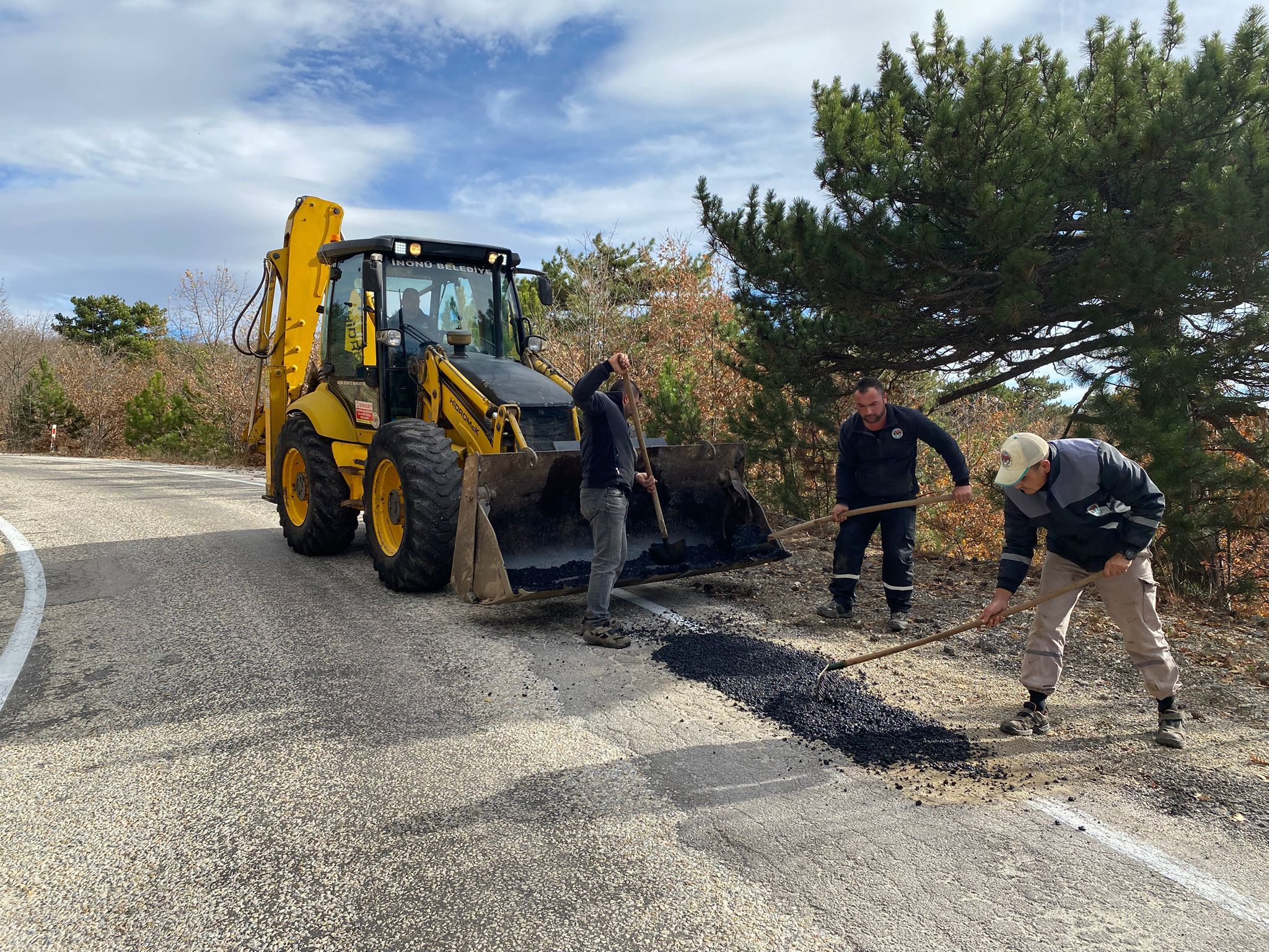 Eskişehir İnönü’de Yol Konforu Artıyor: Belediye Asfalt Çalışmalarına Hız Verdi
