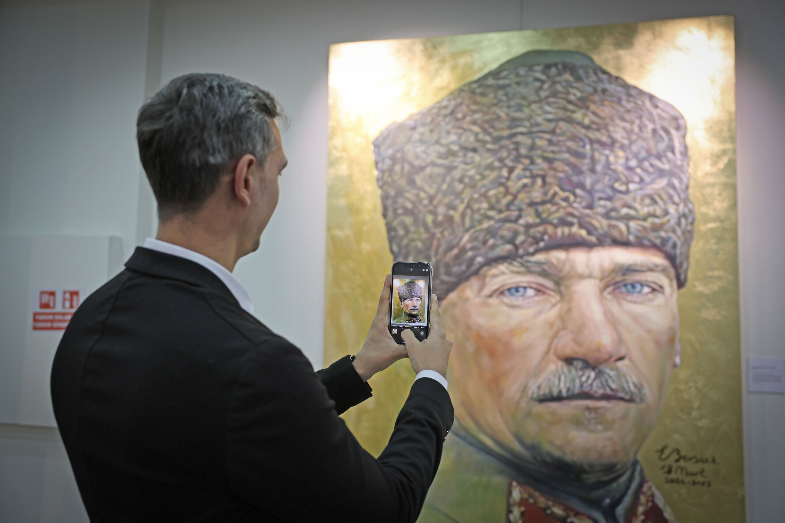 ATATÜRK’ÜN İZLERİNİ TAŞIYAN SERGİ AÇILDI