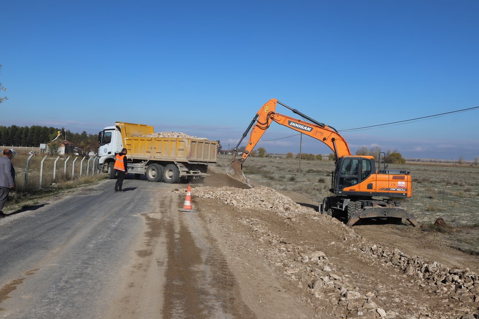 BÜYÜKŞEHİR BELEDİYESİNDEN ÇİFTELER’E 30 KİLOMETRELİK YOL ÇALIŞMASI