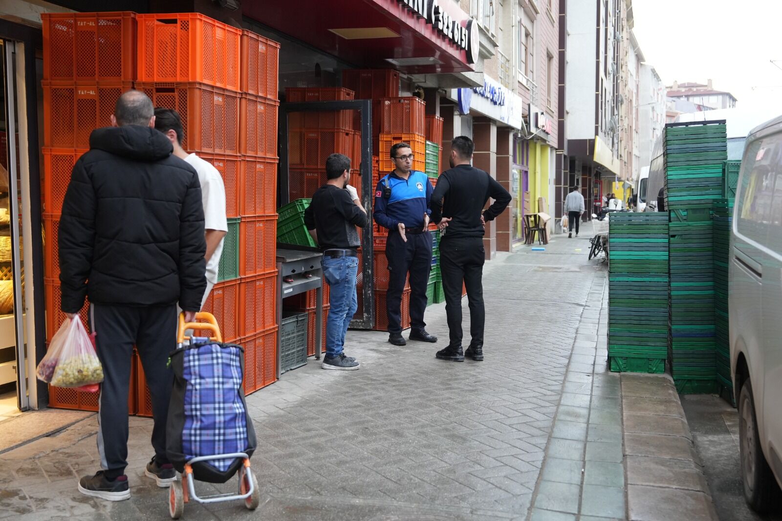 BÜYÜKŞEHİR ZABITASI KALDIRIM İŞGALLERİNE GEÇİT VERMİYOR