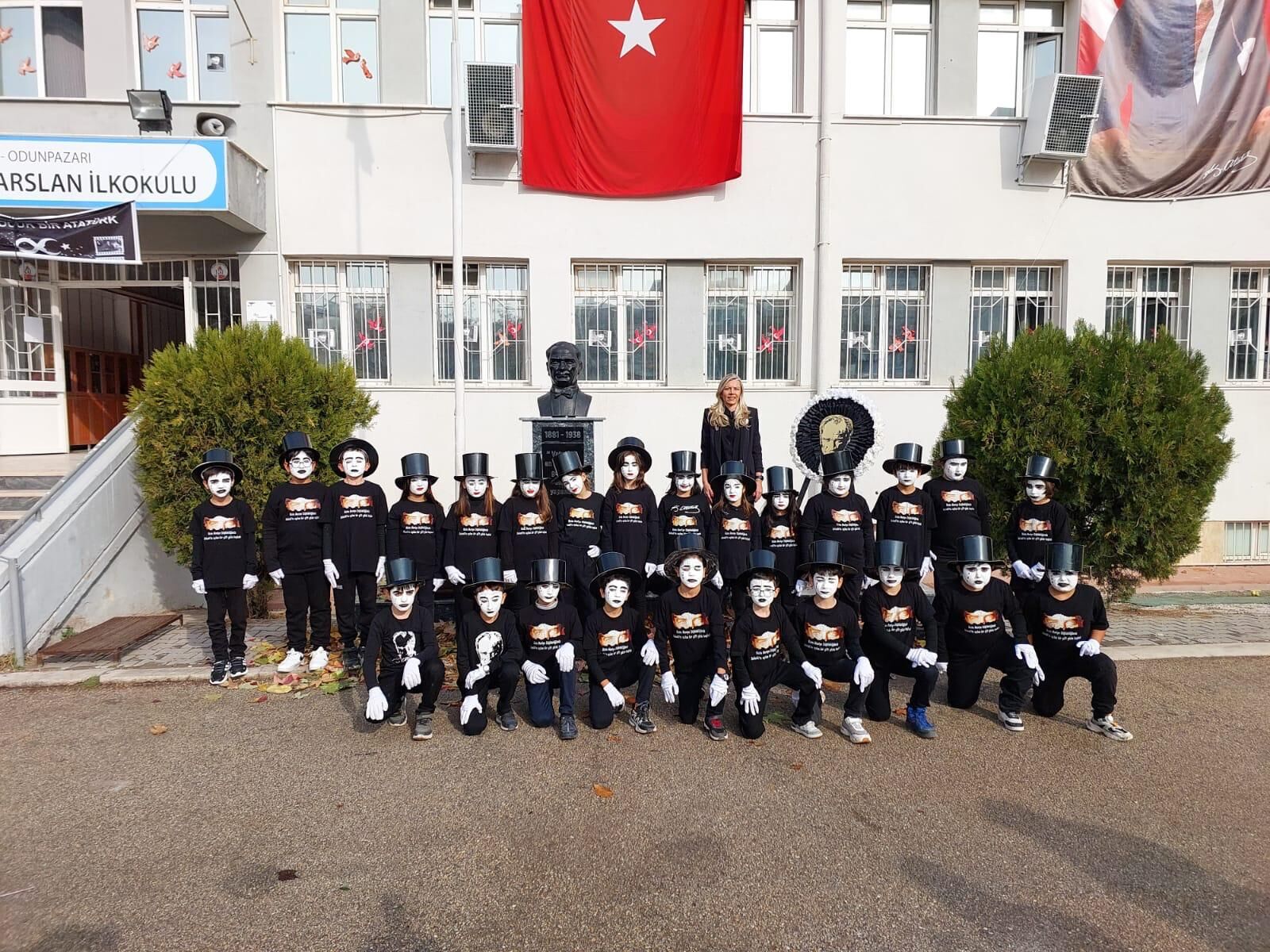 Miniklerden anlamlı 10 Kasım etkinliği