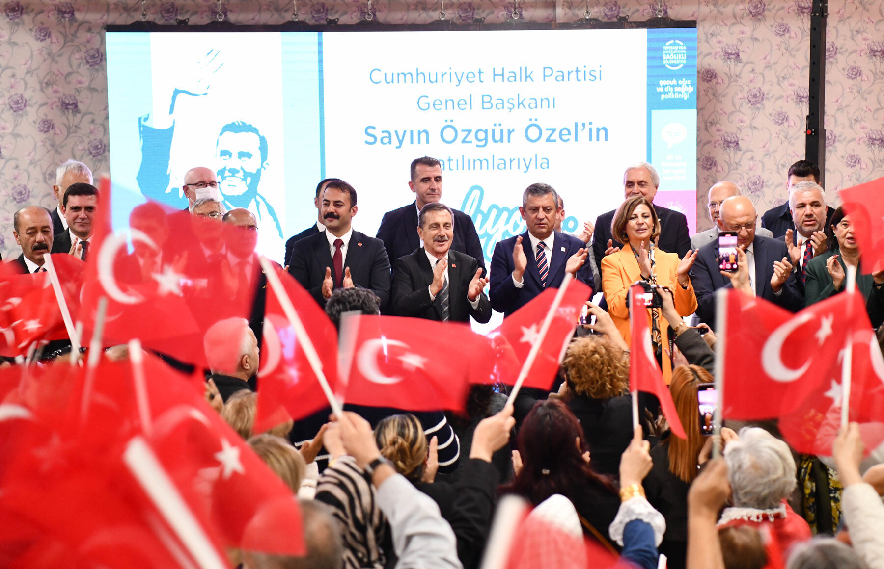 Özgür Özel’den Ataç’a Övgü: “İnanılmaz Başarılı İşler Yapıyor”