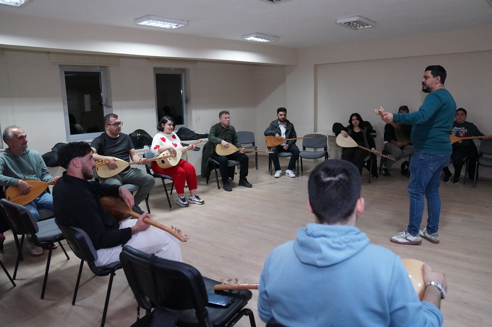 Tepebaşı'nda gitar ve bağlama çalmayı öğreniyorlar