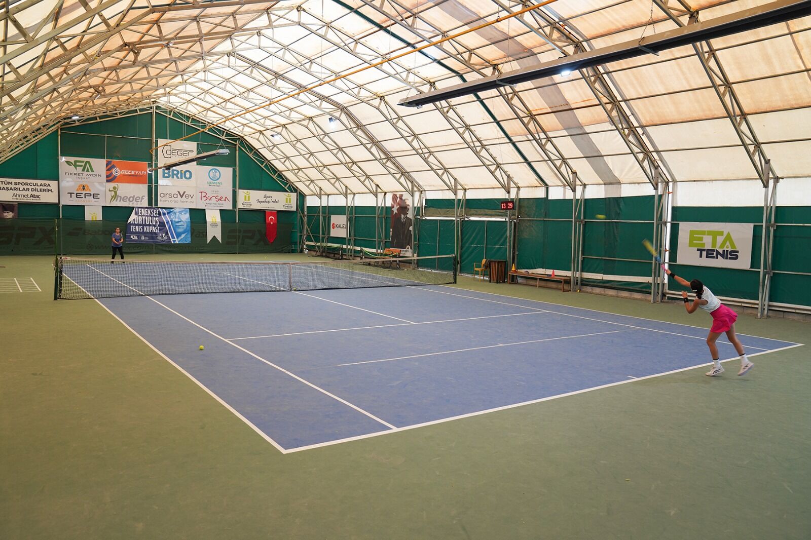 Kurtuluş tenis kupası tüm heyecanıyla sürüyor