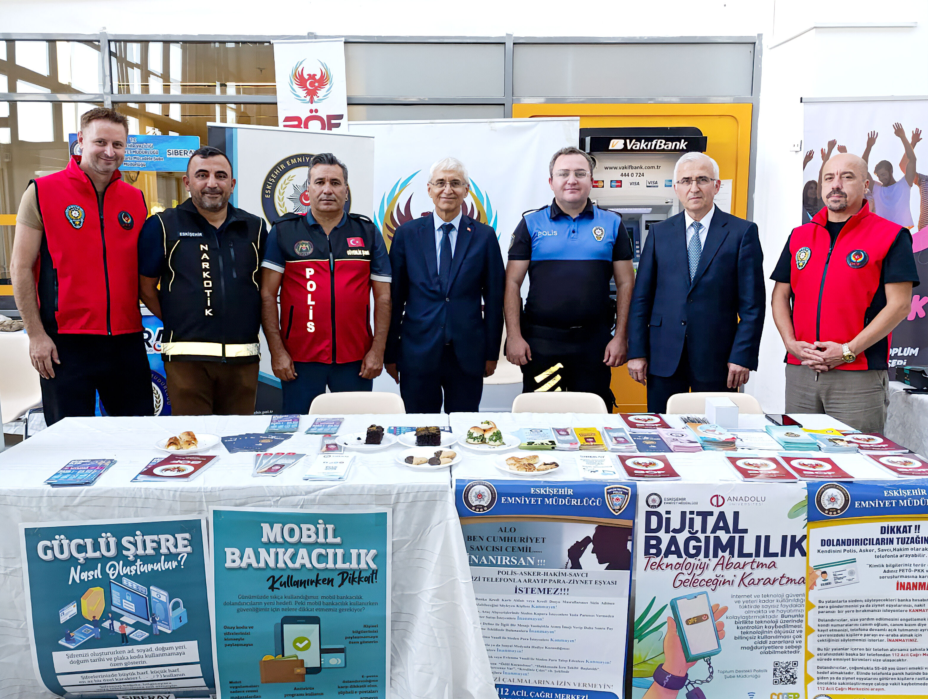 Rektörler, Eskişehir Emniyet Müdürlüğü Standını Ziyaret Etti