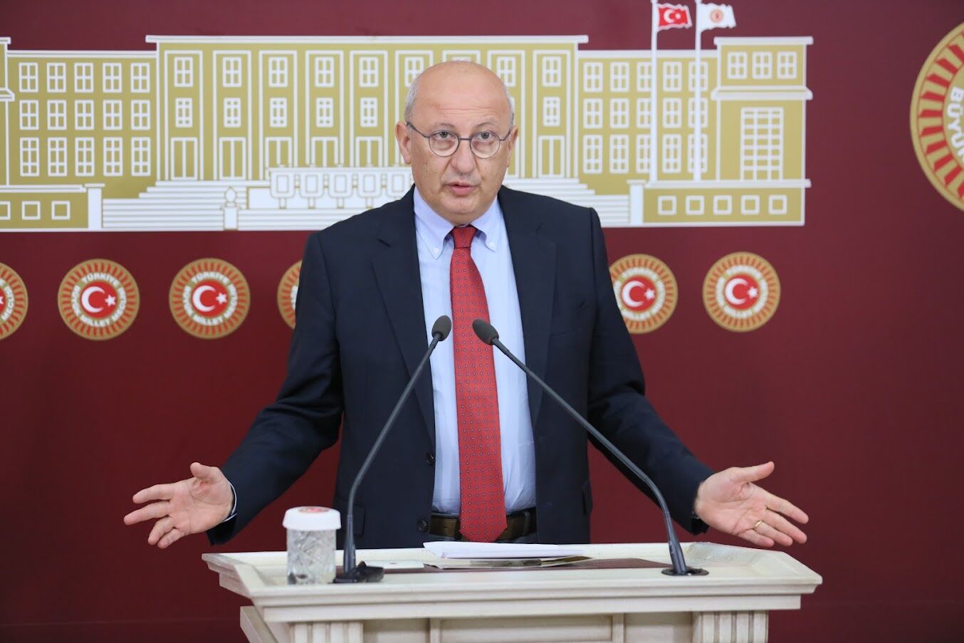 Milletvekili Çakırözer, komşusunu canından bezdirdi