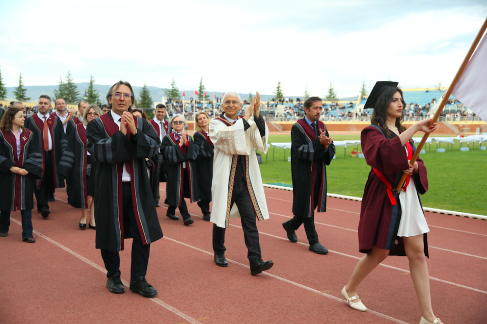 ESTÜ’de Mezuniyet Coşkusu Yaşandı