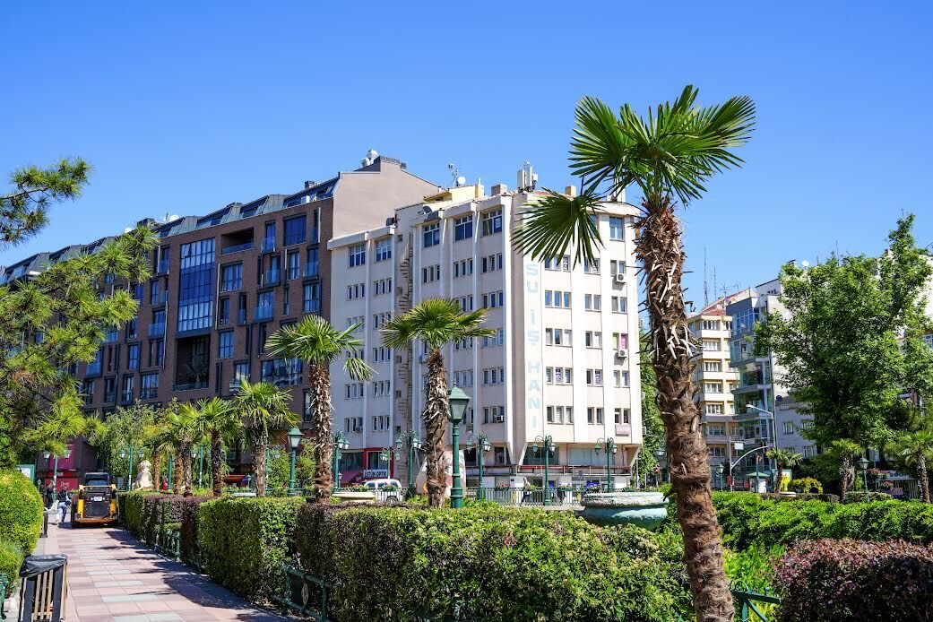 Köprübaşı Palmiyeler Ve  Zakkumlarla Süslendi