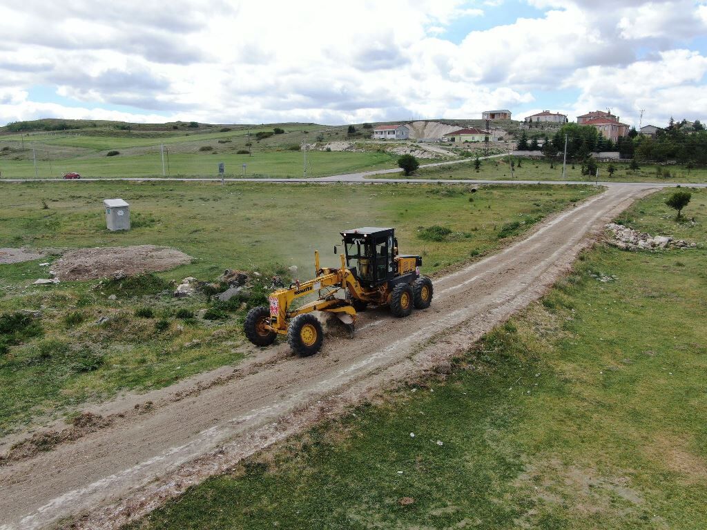 İnönü’de tarla yollarının bakımları devam ediyor