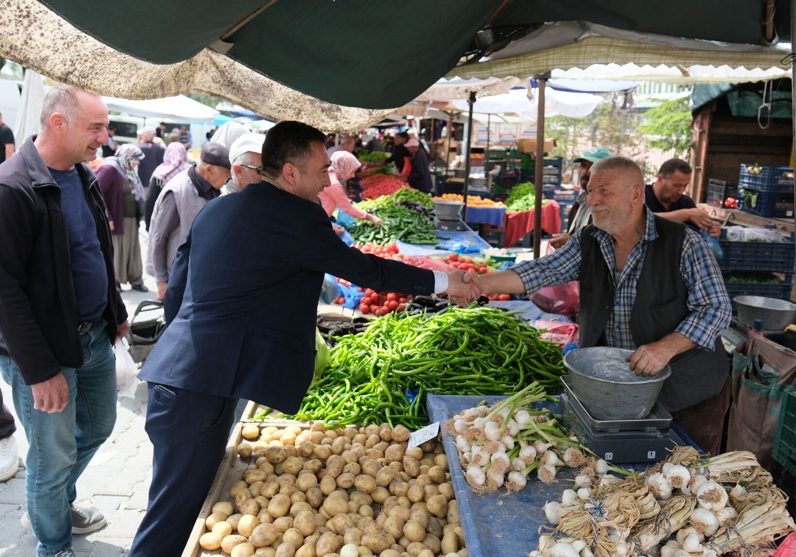 Başkan Dökmeci Halk Pazarını Ziyaret Etti