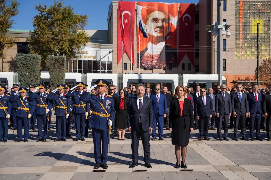 Cumhuriyetimizin 101. yılı Eskişehir'de çelenk sunma töreniyle başladı