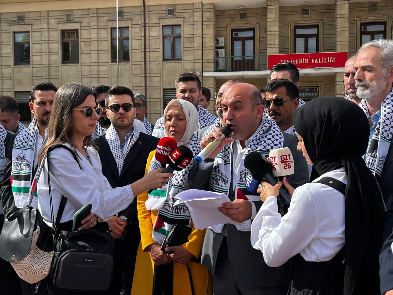 Albayrak: 42 binden fazla masum şehit düştü