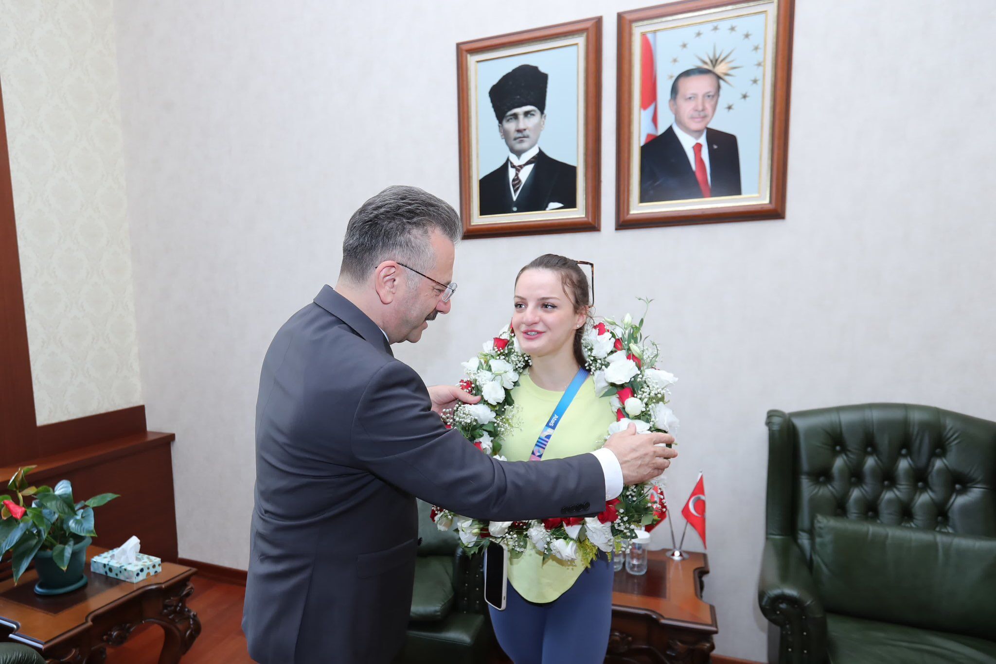 Vali Aksoy’dan Sümeyye’ye Tebrik