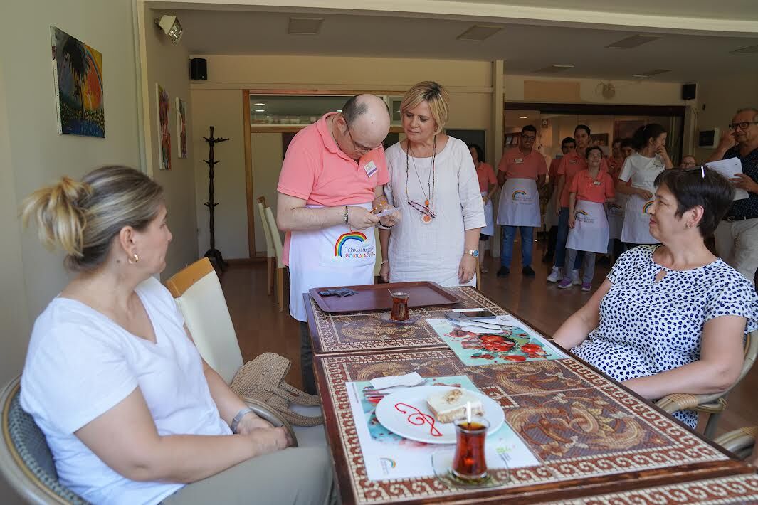Özel bireylere garsonluk eğitimi verildi