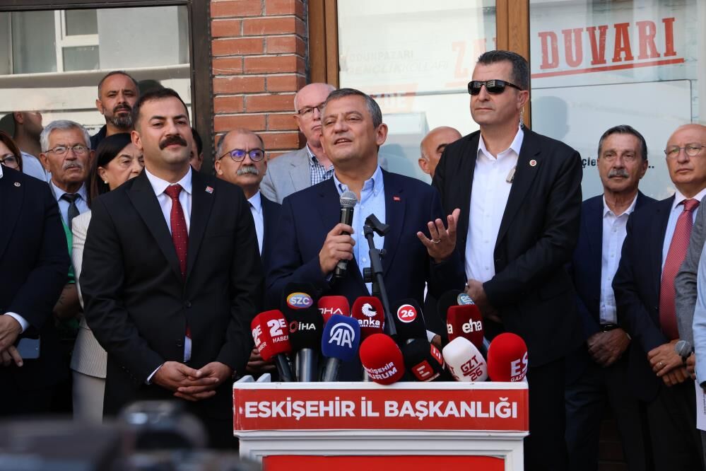 CHP Genel Başkanı Özel Eskişehir İl Başkanlığı ziyaretinde mali darbe girişimini kınadı