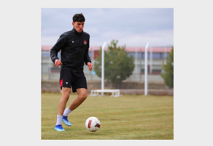 Ahmet Emin Akpınar Sivasspor'da profesyonel sözleşmeyi imzaladı