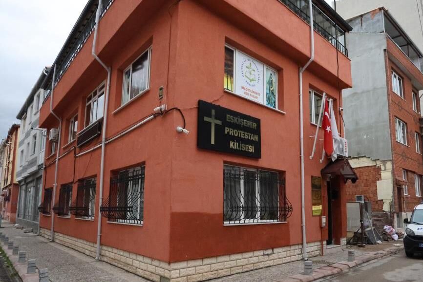 Kiliseye zorla girmeye çalışana 4’er yıldan 11’er yıla kadar hapis talebi