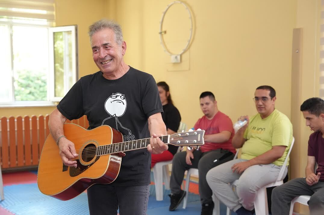 Özel bireylere müzik terapisi
