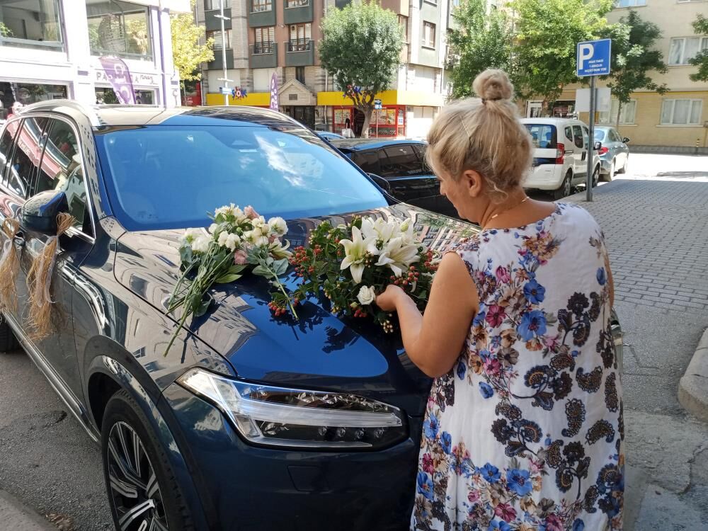 Çiçekçilerin gelin arabası telaşı