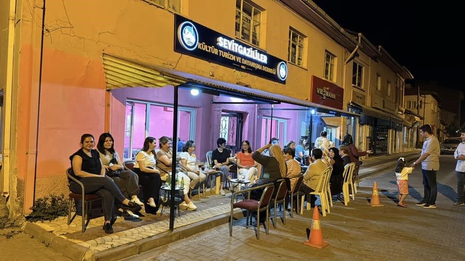 Erkekler evde kadınlar lokalde