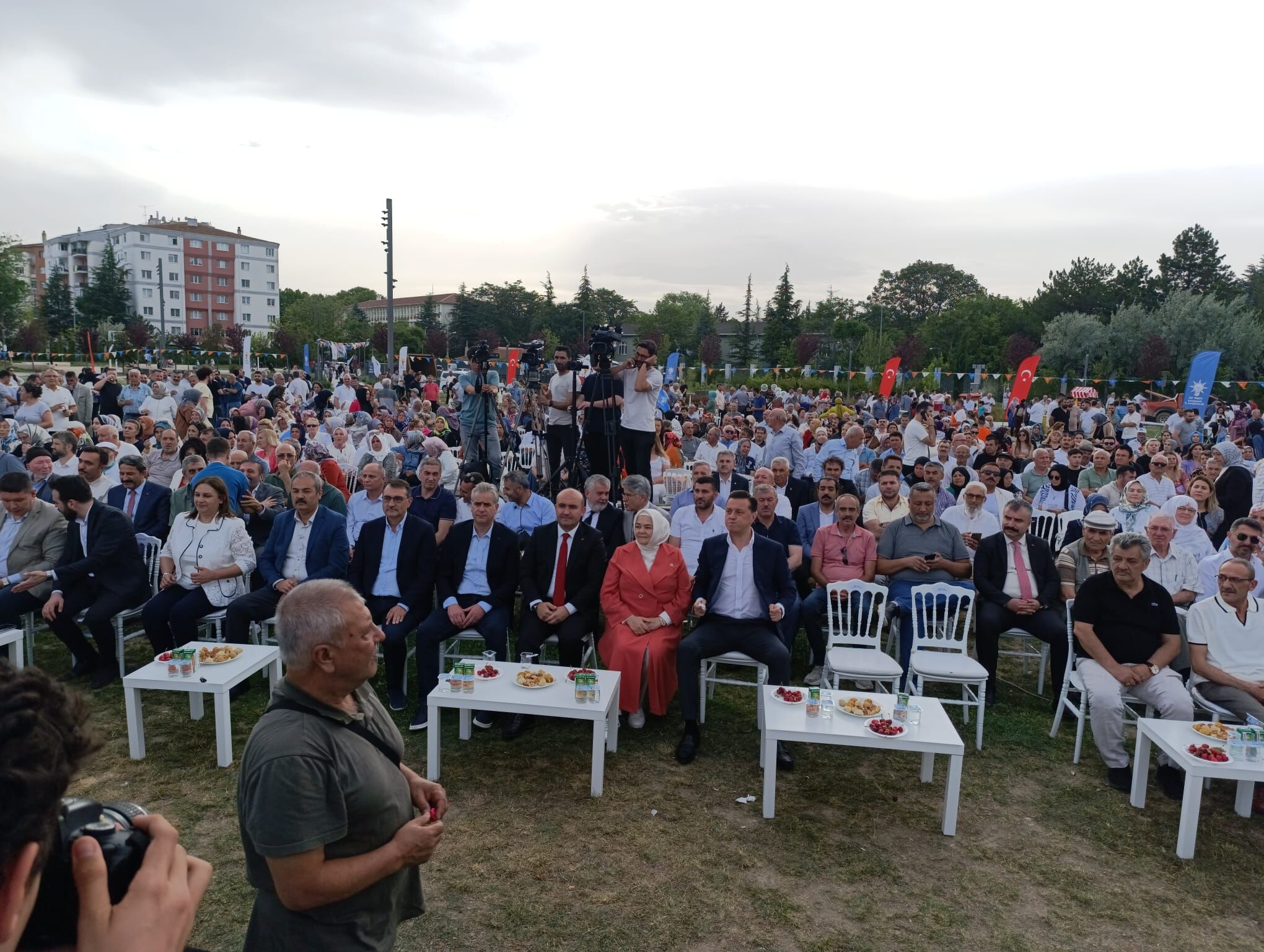 Salonlardan alanlara, şehre ve halka daha yakın bir AK Parti teşkilatı!
