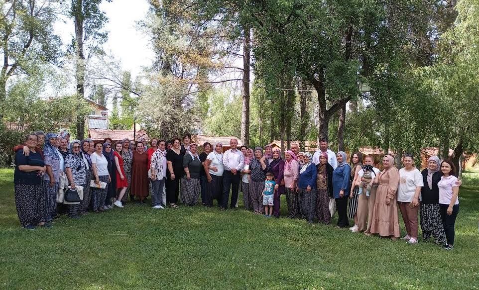 Kadınlar belgelerini aldı