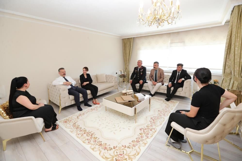 Vali Aksoy ve eşi, şehit aileleriyle bayramlaştı