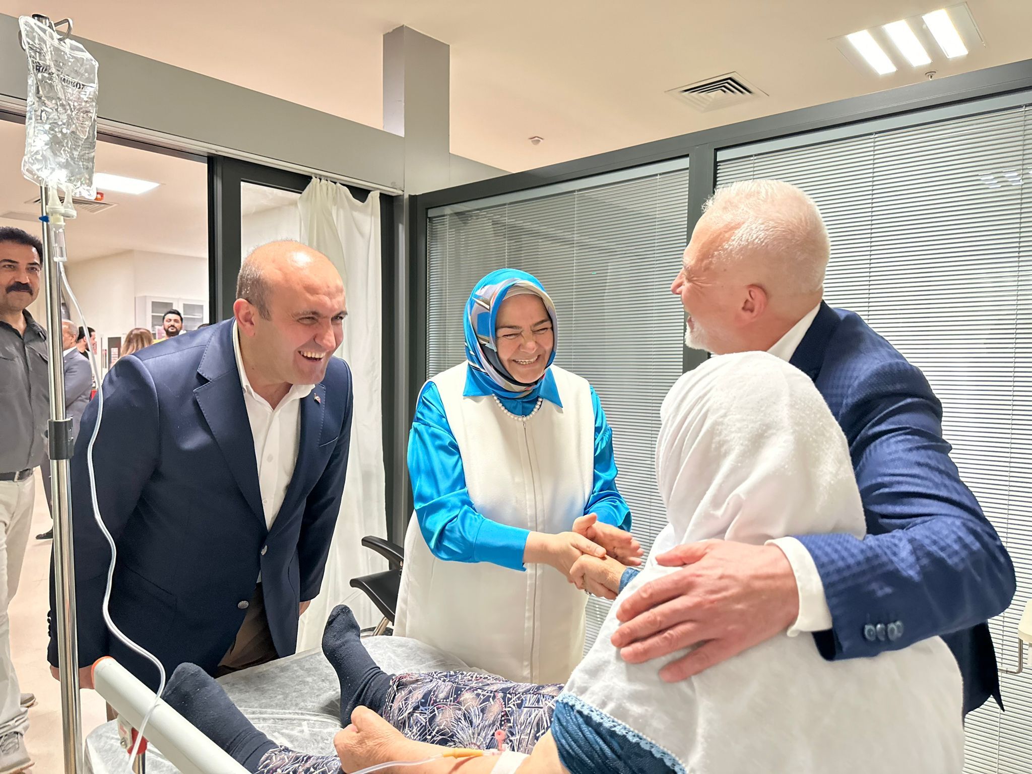 Ayşen Hoca bayramın ilk gününü ziyaretlerle geçirdi