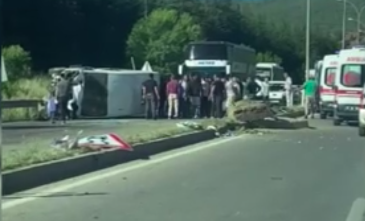 Minibüs aydınlatma direğine çarpıp yan yattı