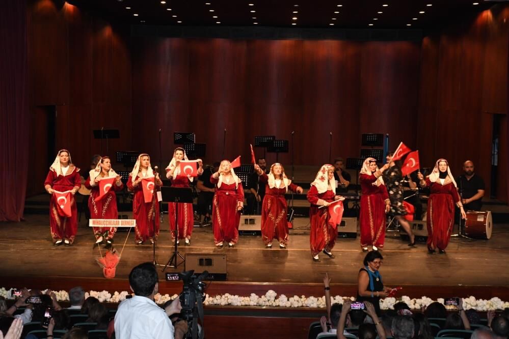 Ayakta alkışlandı