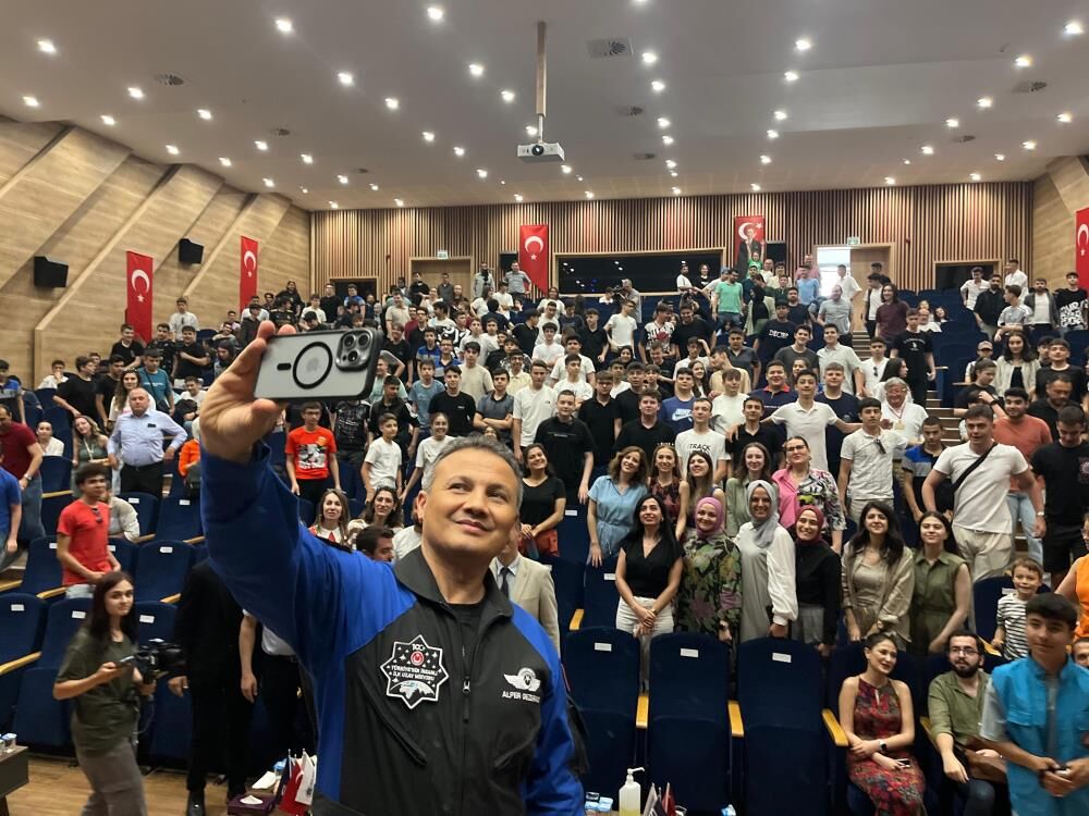 İlk Türk astronot  Eskişehir'de öğrencilerle buluştu