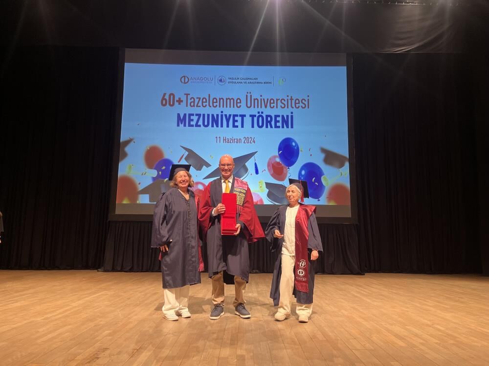 Çocuklar ebeveynlerinin mezuniyetine katıldı